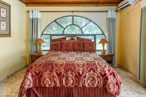 Luxury Room | Individually decorated, individually furnished, desk, laptop workspace - Villa Daiquiri (Sardinal)