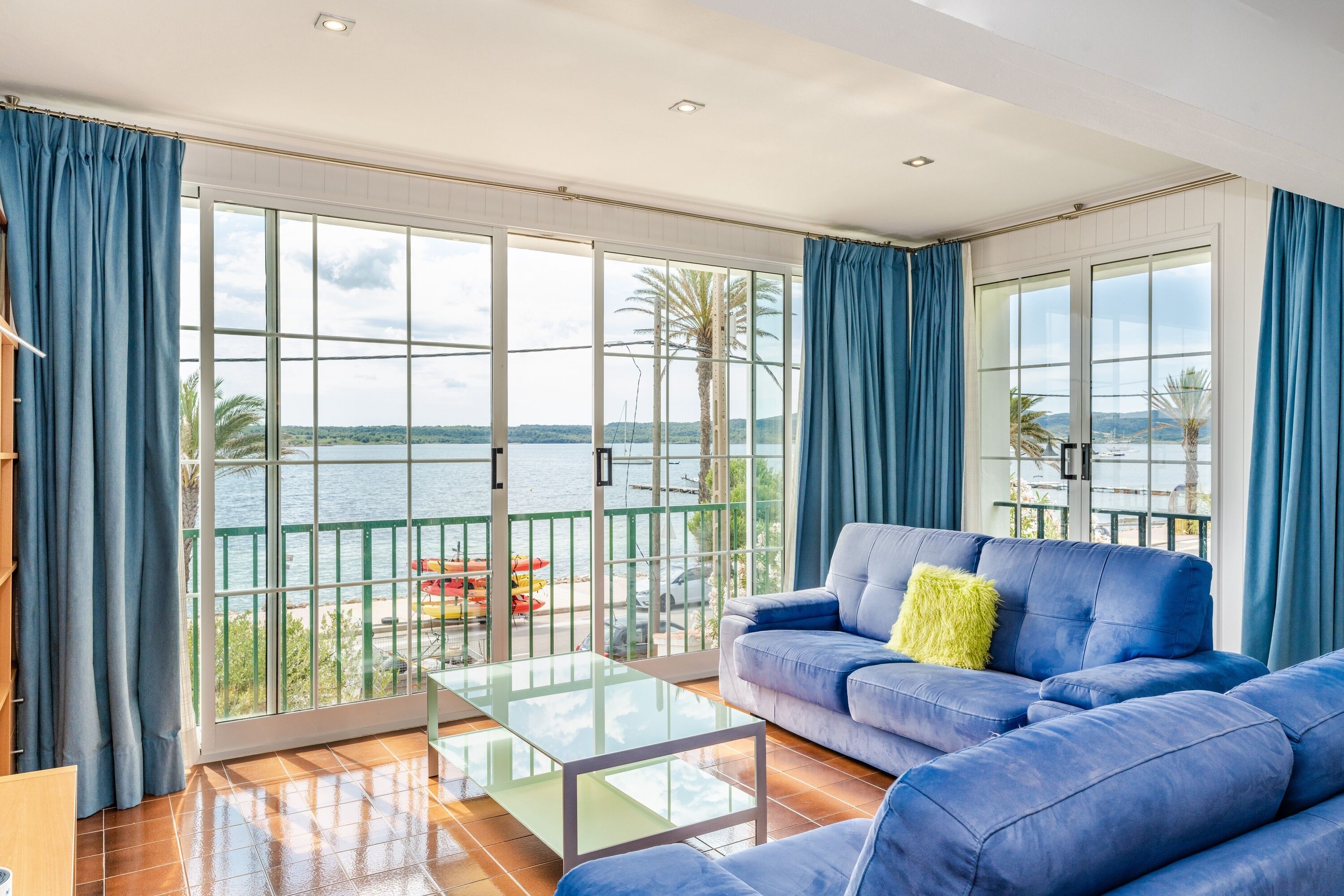 Televisión, chimenea, reproductor de DVD, estéreo