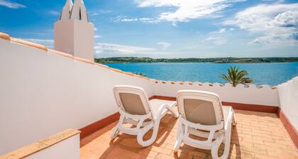 Casa Ullastre de Fornells - Maison située en bord de mer, avec terrasse et vue sur la mer ; parking dans la rue