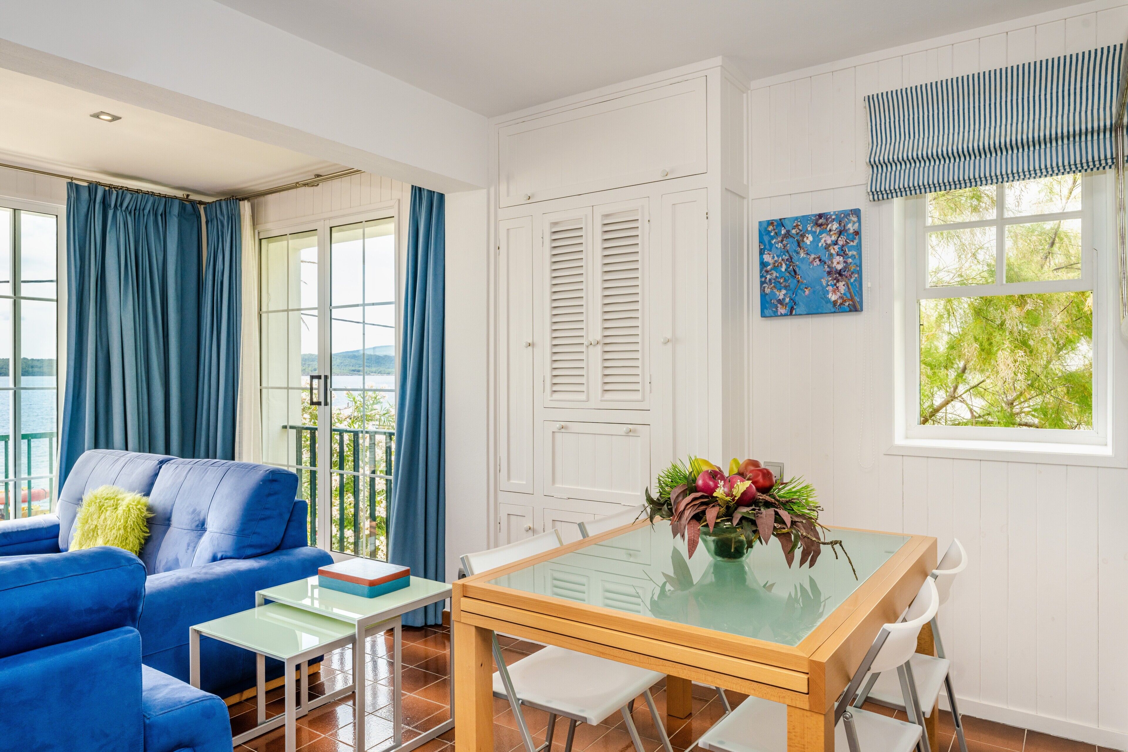 Televisio, takka, DVD-soitin, stereot