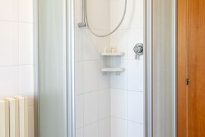 Tina con regadera, bidet, toallas 