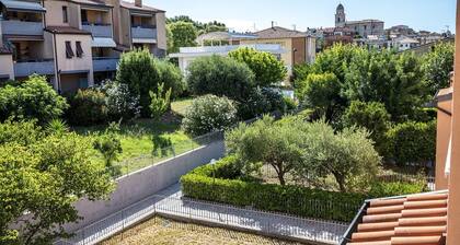 S220 - Sirolo, three-room apartment in the center with terrace