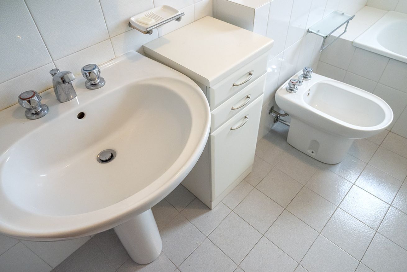 Ensemble douche/baignoire, bidet, serviettes fournies