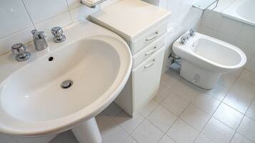 Ensemble douche/baignoire, bidet, serviettes fournies