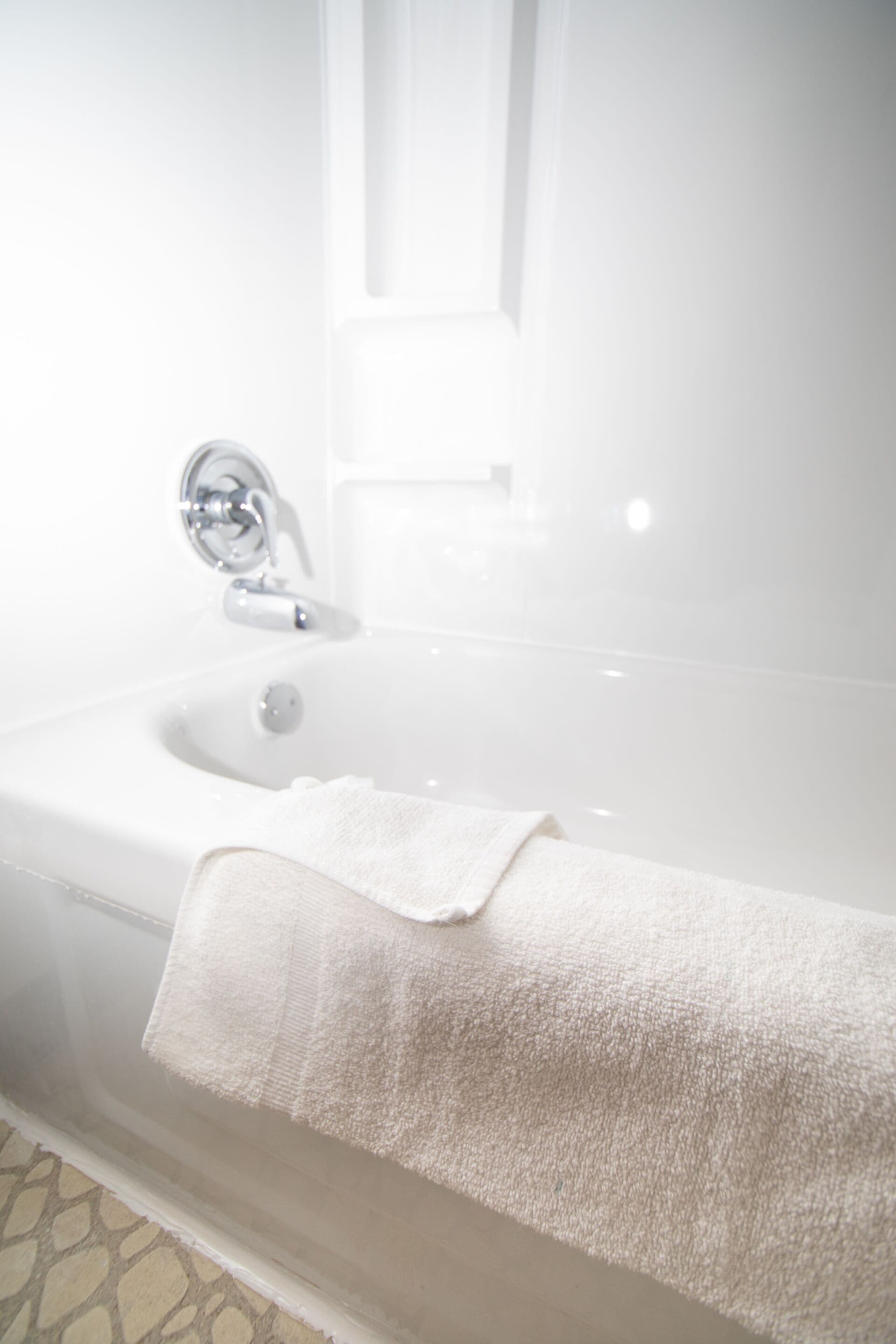 Bañera con ducha, artículos de tocador gratuitos, toallas, jabón