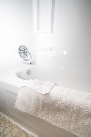 Family Double Room | Bathroom | Combined shower/tub, free toiletries, towels, soap - Shady Rest Motel (Arapahoe)