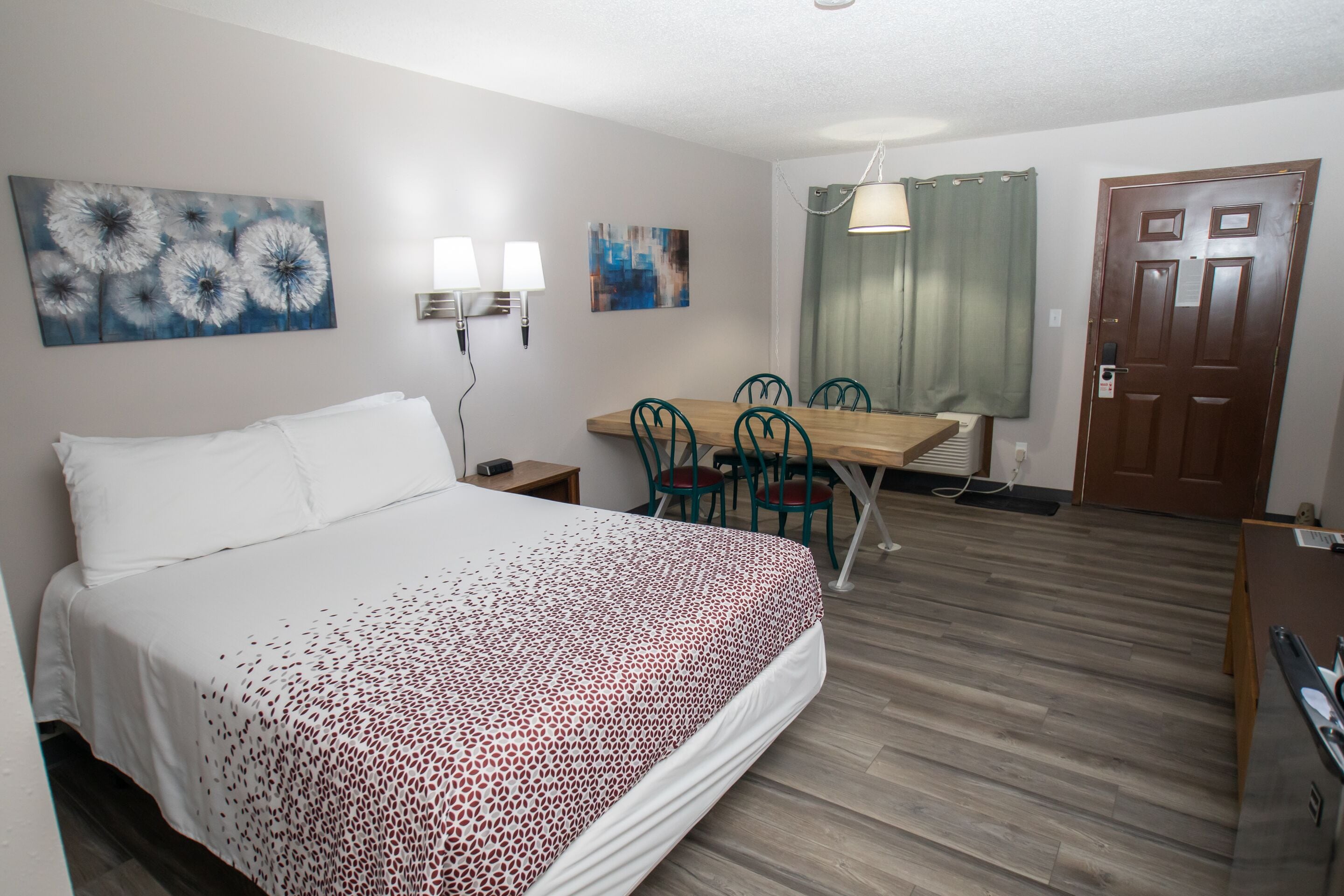 Decoración personalizada y espacio para trabajar con laptop 