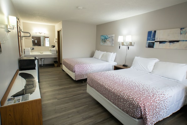 Deluxe Double Room | Individually decorated, laptop workspace, blackout drapes, free WiFi - Shady Rest Motel (Arapahoe)