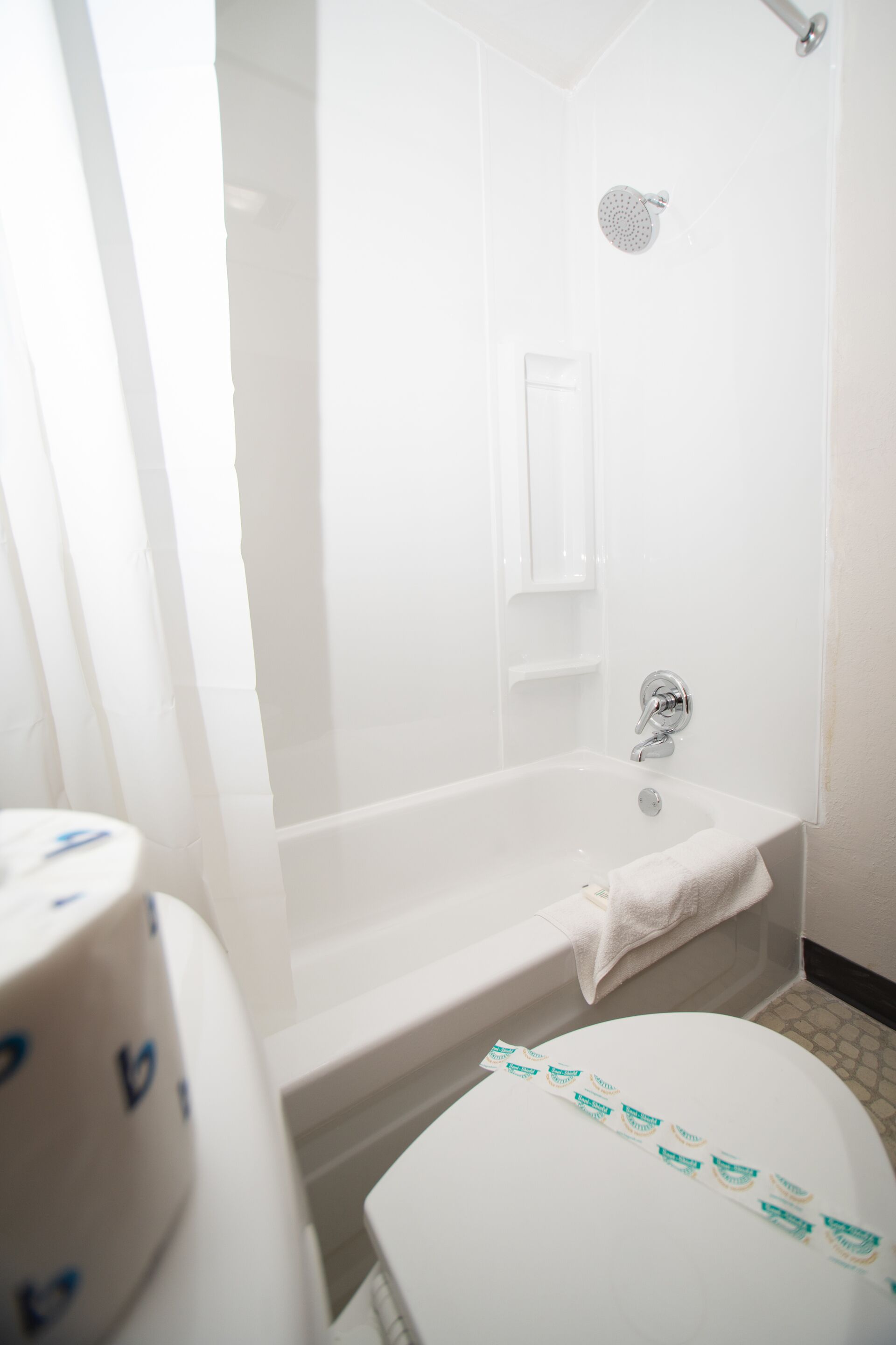 디럭스 싱글룸 | 욕실 | 샤워기/욕조 결합, 무료 세면용품, 타월, 비누