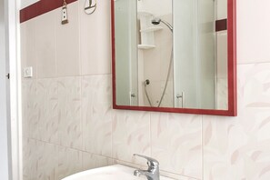 Shower, bidet, towels - M263 - Marcelli, three-room apartment with portico facing the sea (Marcelli)