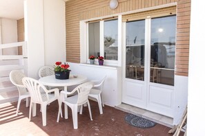 Outdoor dining - M263 - Marcelli, three-room apartment with portico facing the sea (Marcelli)