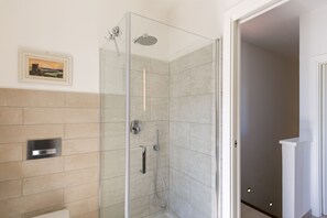 Douche, sèche-cheveux, serviettes fournies