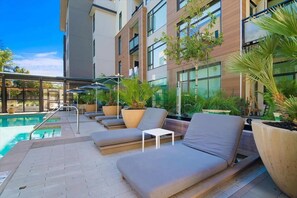 Property grounds - Clean & Comfy 2BR | Free WiFi & Laundry | Downtown MV (Mountain View)