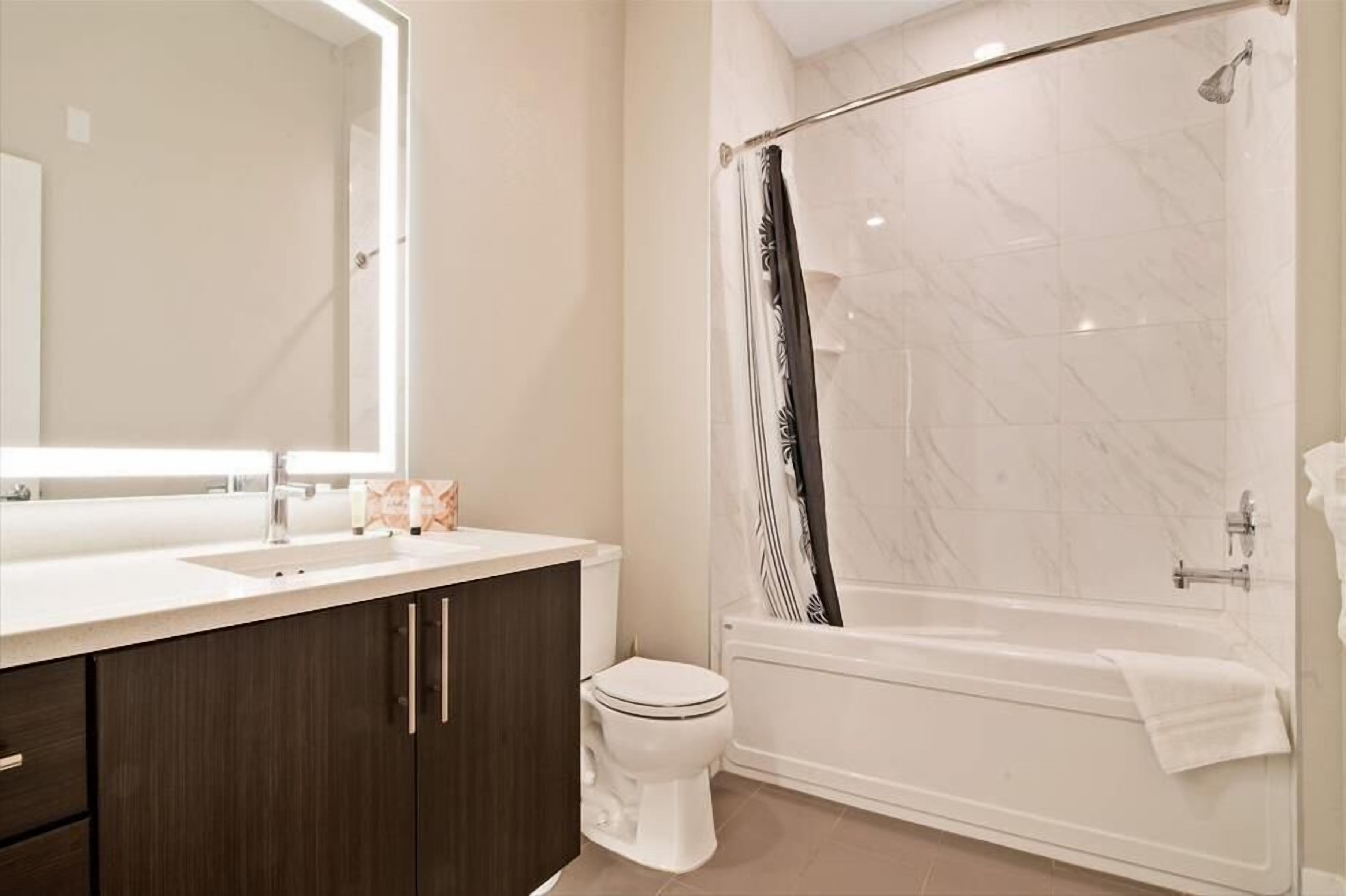 Een douche, een haardroger, handdoeken