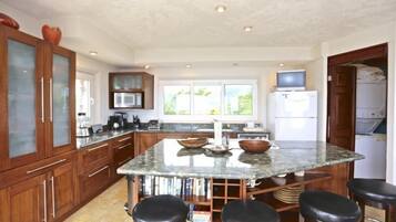 Lemari es, oven, kompor, dan mesin pencuci piring