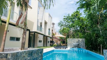 Una piscina al aire libre