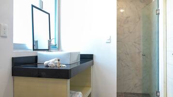 Chuveiro, toalhas de banho, sabonete, papel higiênico