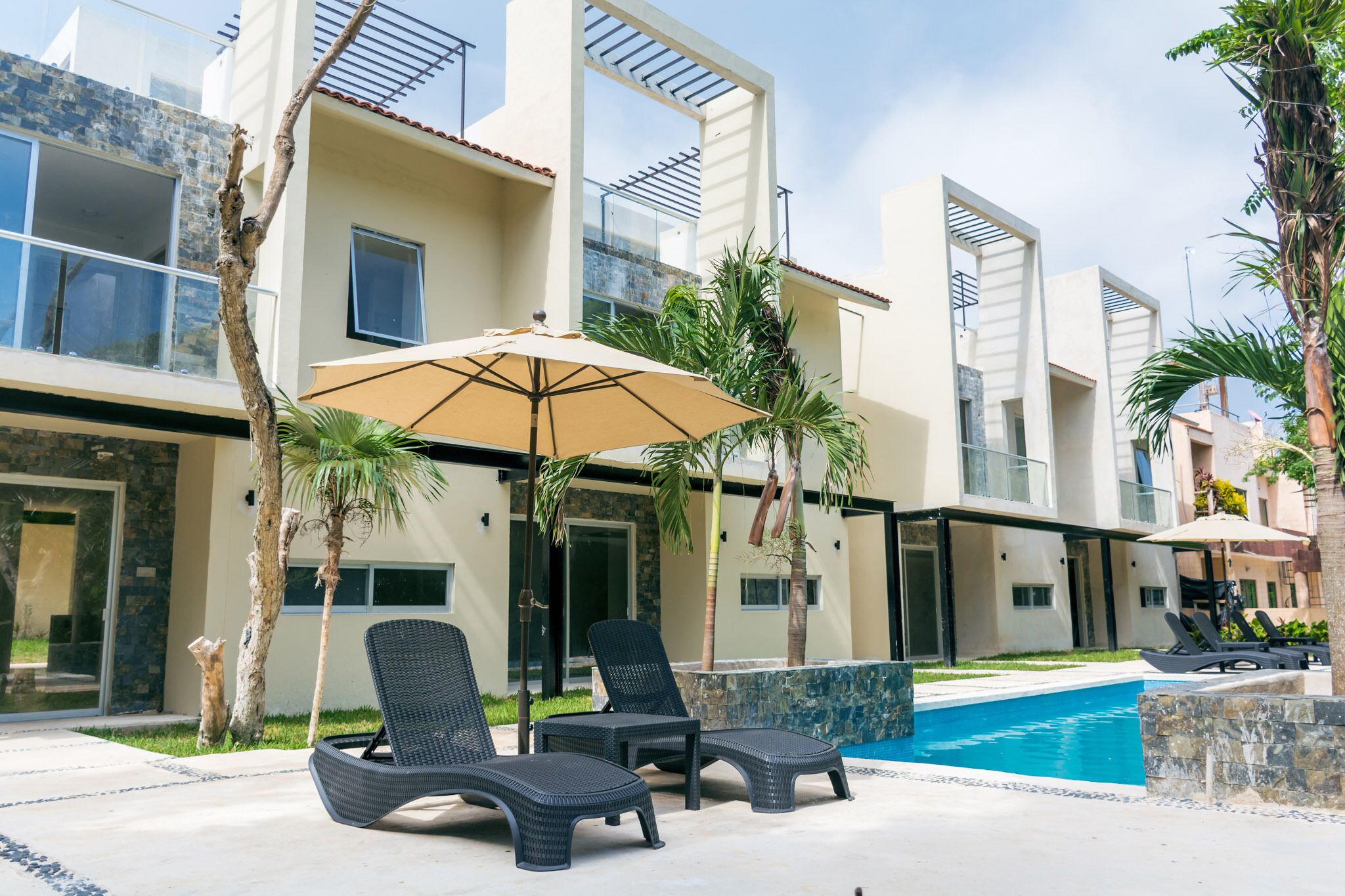 Una piscina al aire libre