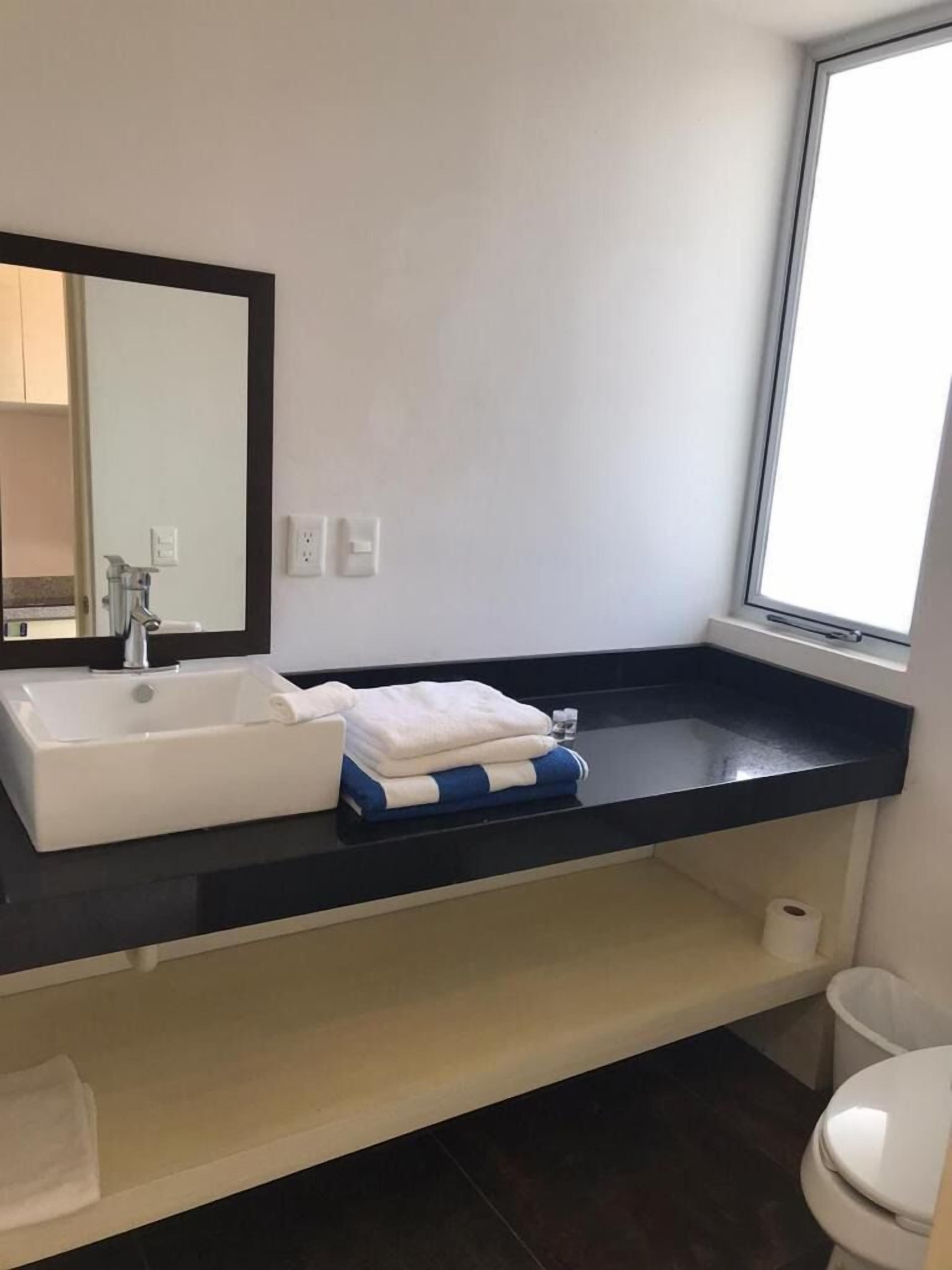 Ducha, toallas, jabón, papel higiénico