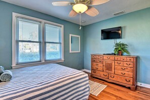 3 bedrooms, desk, iron/ironing board, travel crib