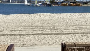 Ranta, jolta johtaa betoninen kävelytie puiseen terassiin.