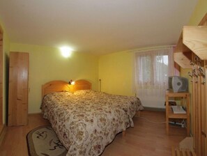 1 bedroom, WiFi - Tara - in the middle of the forest: Unit 7 (Vrancea)