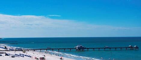 Chaises longues, serviettes de plage