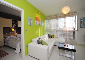 Appartamento (One Bedroom Apartment) | Soggiorno | TV a schermo piatto