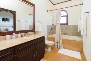 Luxury House, 6 Bedrooms, Private Pool, Ocean View | Bathroom | Shower, towels, soap, shampoo - Cinco Sinsotes (Sardinal)