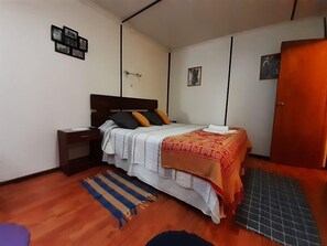 Decoración personalizada, muebles diferentes y wifi gratis