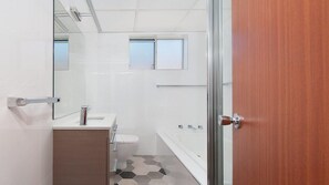 Bathtub - Kiah 10, 53 Victoria Parade - Stunning Views, Aircon and Close to the Marina (Nelson Bay)