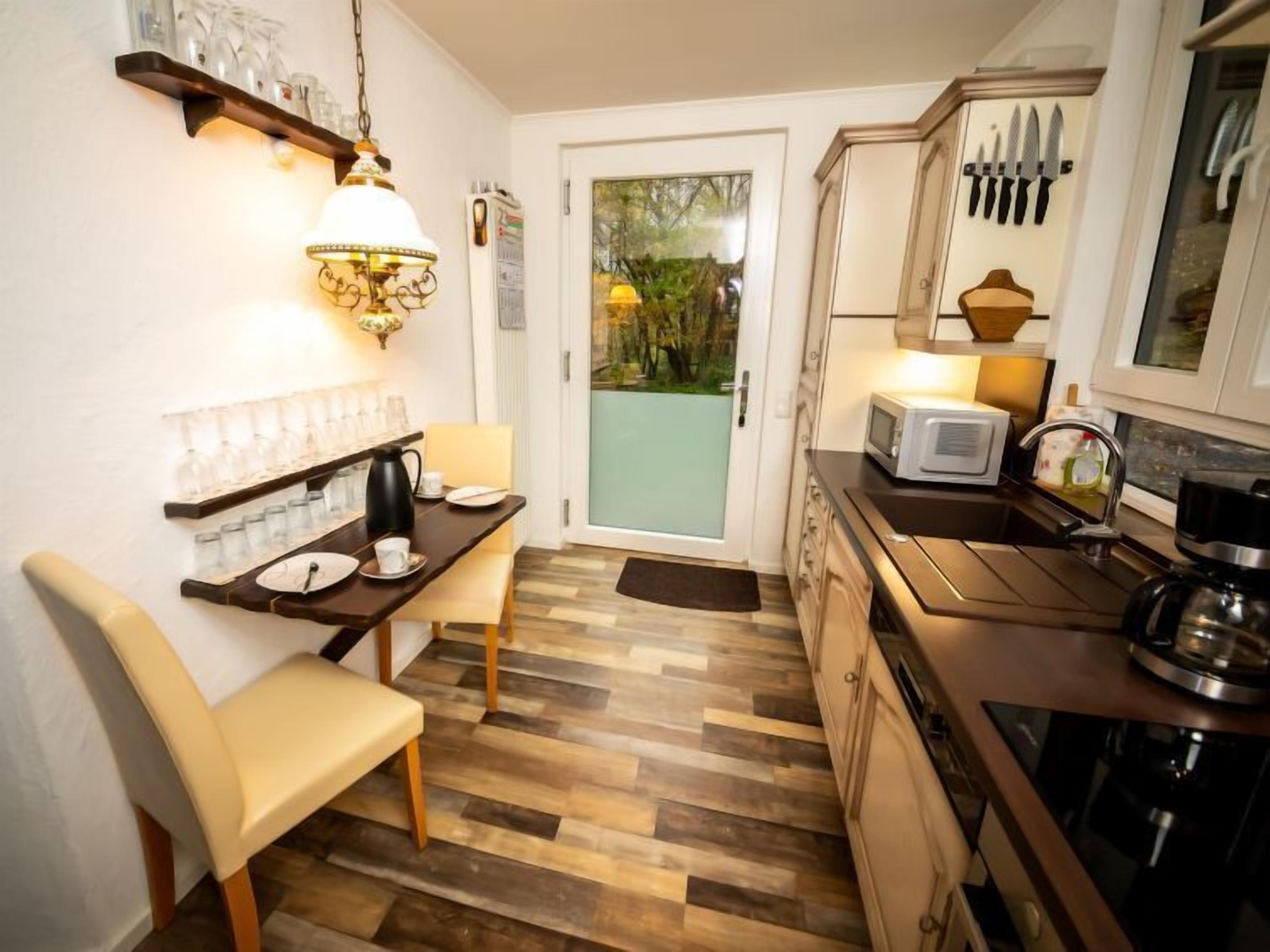 Een koelkast, een magnetron, een oven, een vaatwasser