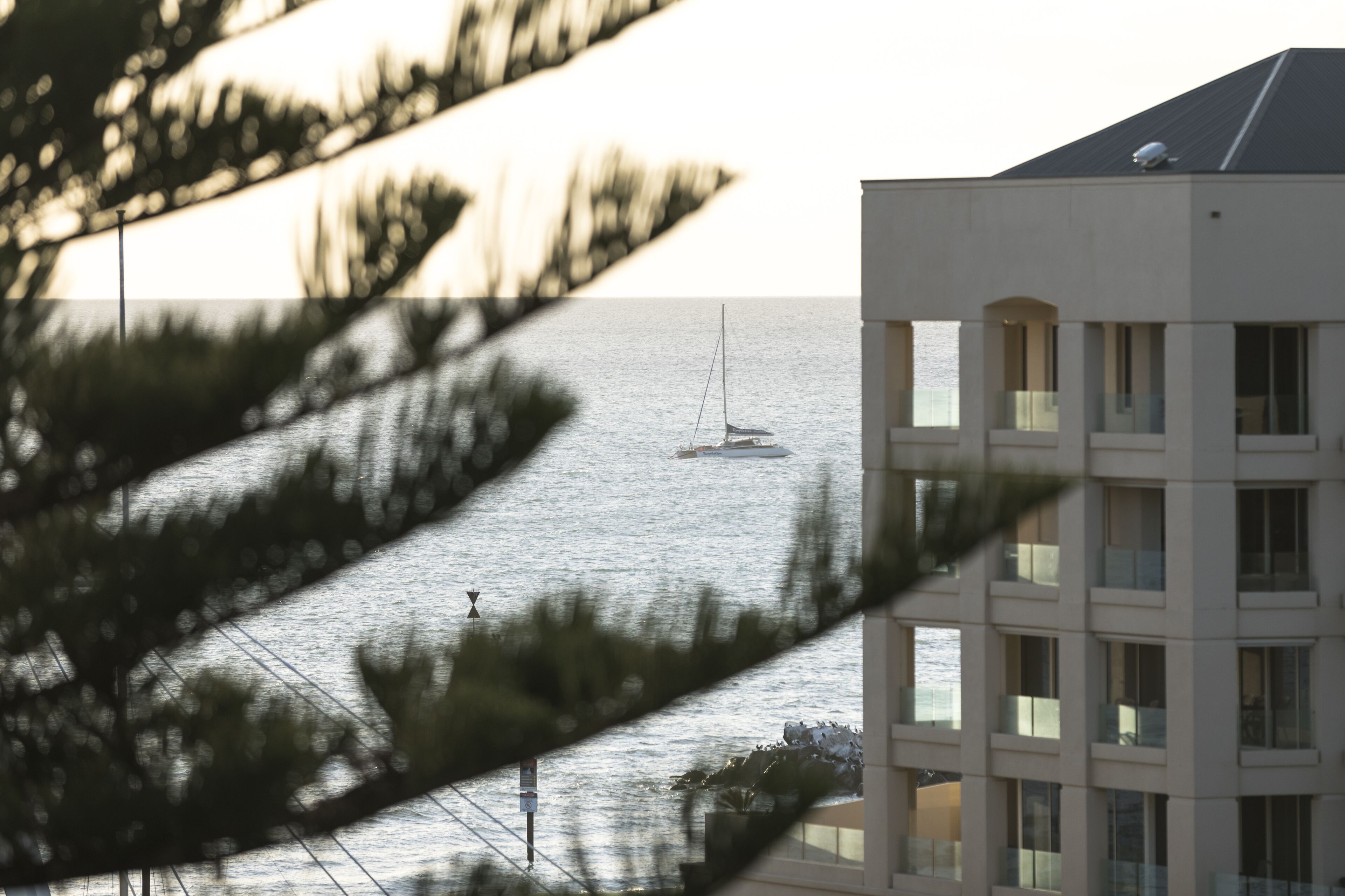 AQUARIUS  - sea views, walk to beach & restaurants