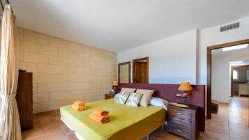 3 bedrooms, iron/ironing board, free WiFi, bed sheets