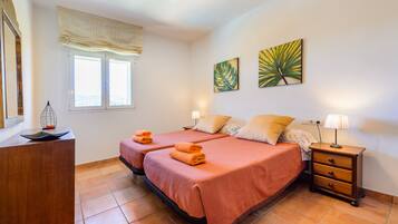 3 makuuhuonetta, silitysrauta/-lauta, ilmainen Wi-Fi, vuodevaatteet