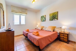 3 slaapkamers, een strijkplank/strijkijzer, gratis wifi, beddengoed