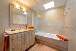Badewanne, Haartrockner, HandtĂŒcher