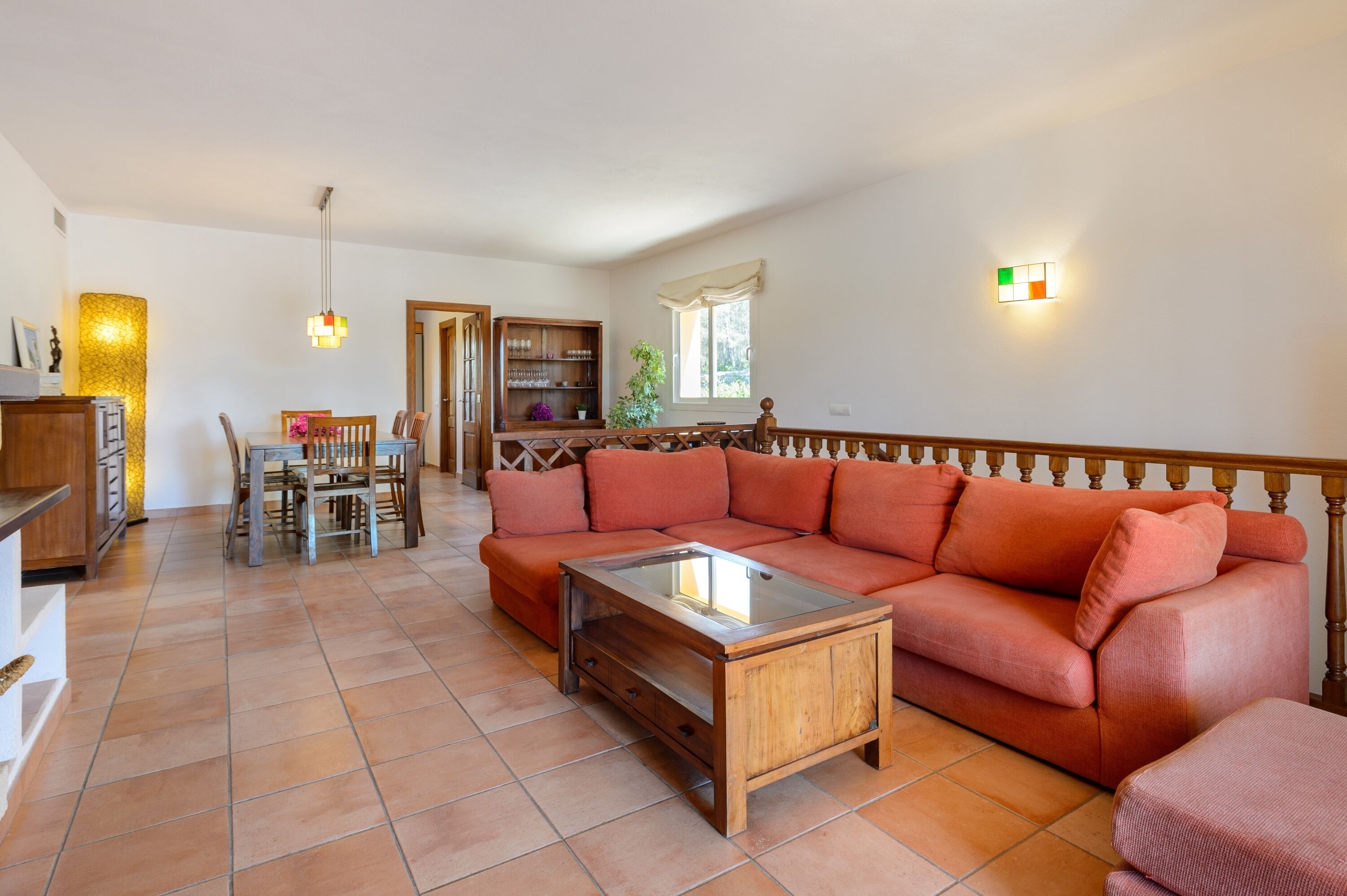 Televisie, een open haard, een dvd-speler en een stereo