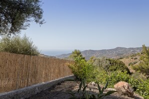 Property grounds - Cozy Holiday Home “La Monticana “ with Sea View, Wi-Fi, Air Conditioning, Pool & Terrace (Frigiliana)