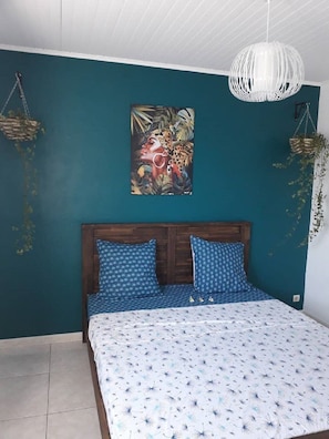 3 bedrooms, iron/ironing board, WiFi, bed sheets