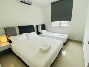 3 bedrooms, iron/ironing board, WiFi - MOUNT AUSTIN COMFY LAKE VIEW 5-10 PAX NEAR TOPPEN IKEA AEON WATERPARK (Taman Austin Perdana)