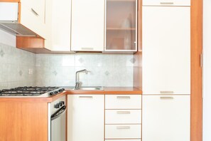 Een koelkast, een magnetron, een oven, een kookplaat