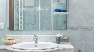 Badewanne, Haartrockner, Handtücher