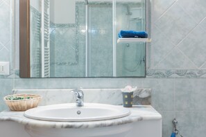 Bañera, secador de pelo, toallas