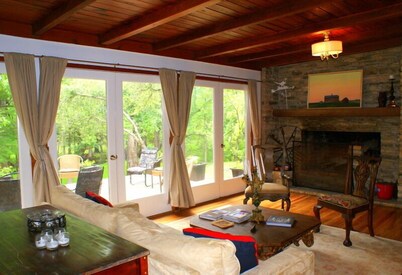 Romantic country cottage right on the Cypress Creek!