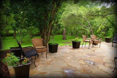 Romantic country cottage right on the Cypress Creek!