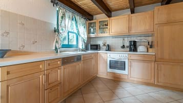 Kühlschrank, Mikrowelle, Ofen, Geschirrspüler