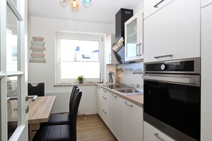 Frigorífic, microones, rentaplats i bullidora elèctrica 