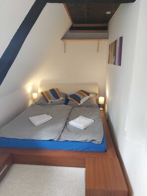 3 bedrooms, desk, WiFi, bed sheets