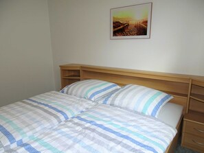 2 Schlafzimmer, Reisekinderbett, Bettwäsche